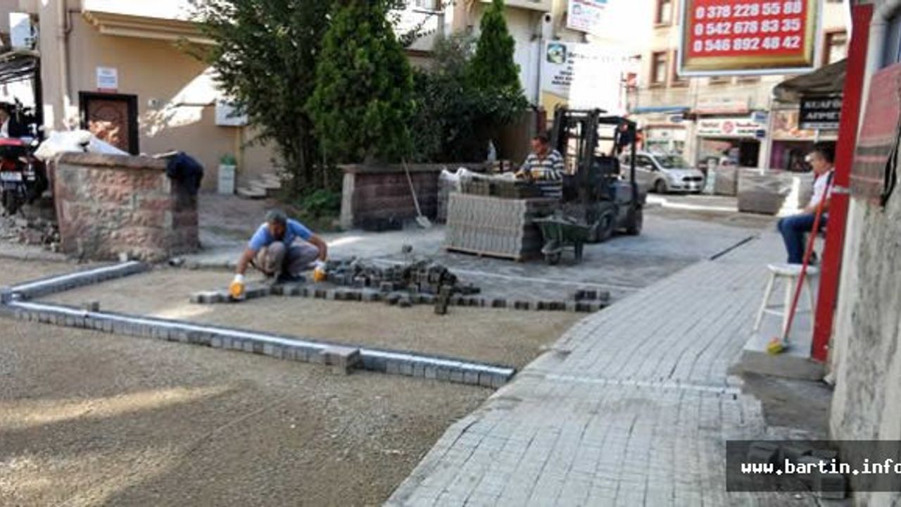 Demirciler Sokak antik parke taşlarla yenileniyor