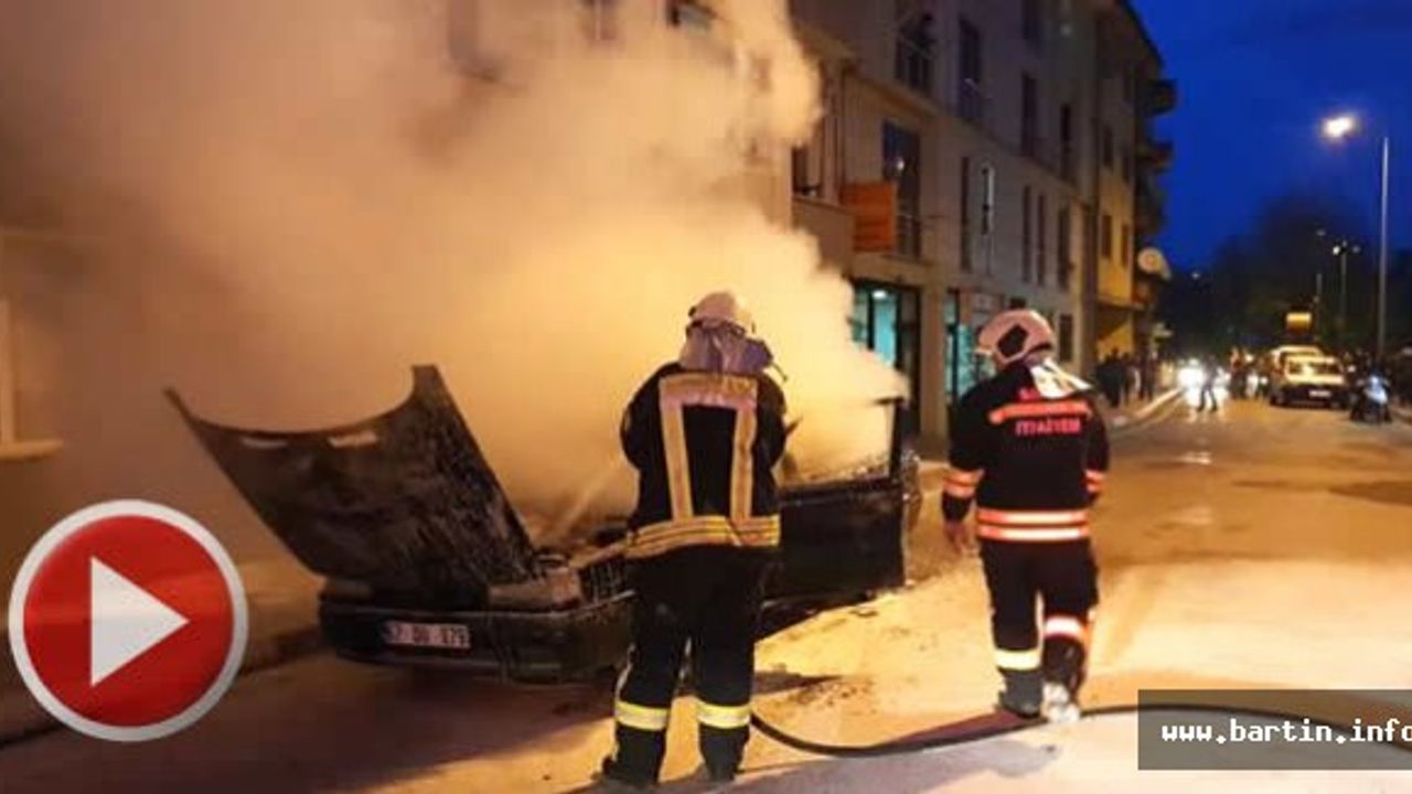 Motoru tutuşan otomobil alev topuna döndü