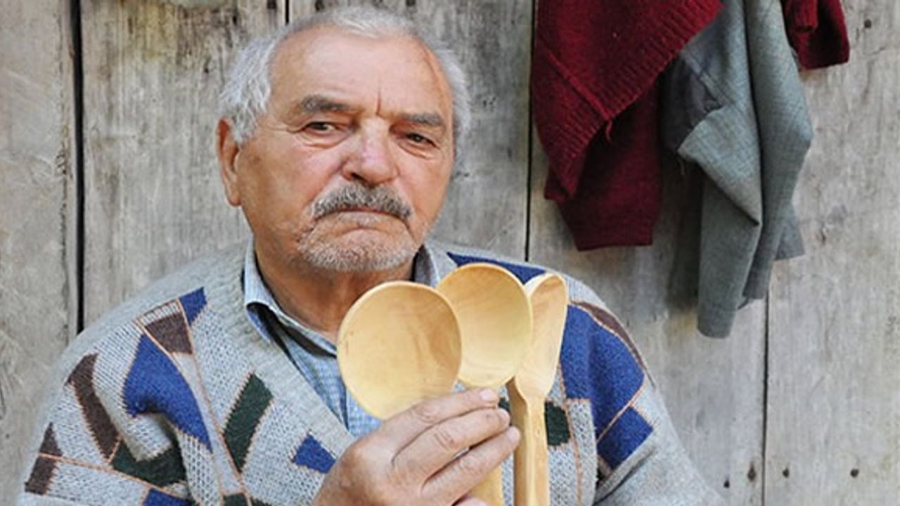 Emekli Oldu, 23 yıldır kaşık yapıyor