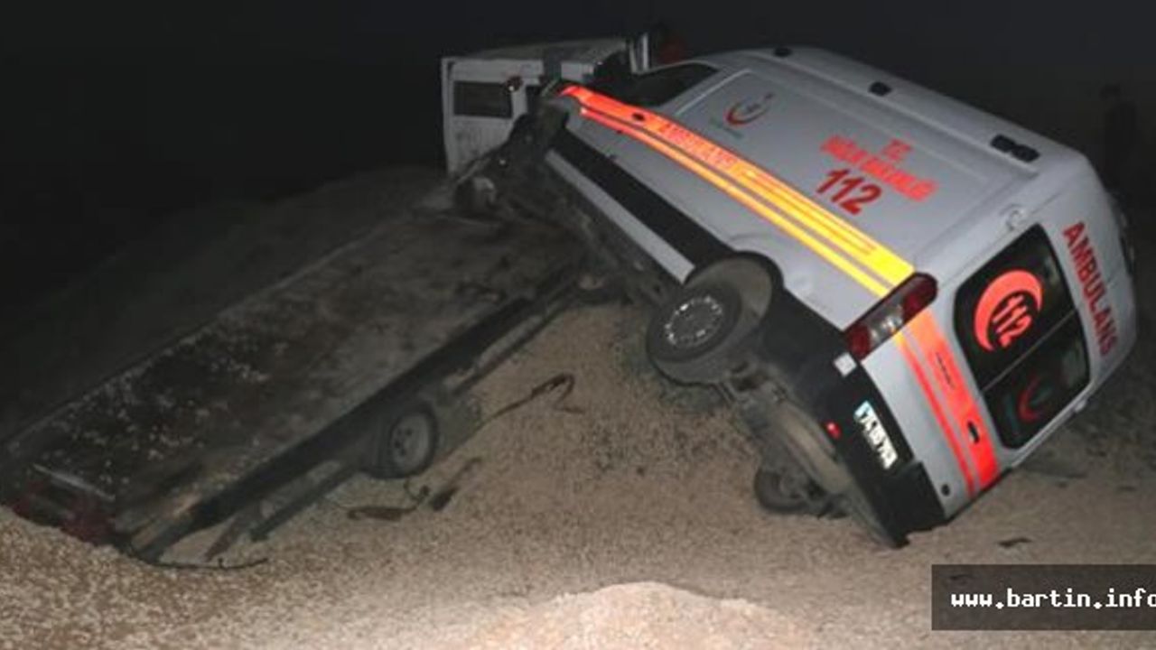 Ambulans taşıyan çekici yol kenarına uçtu
