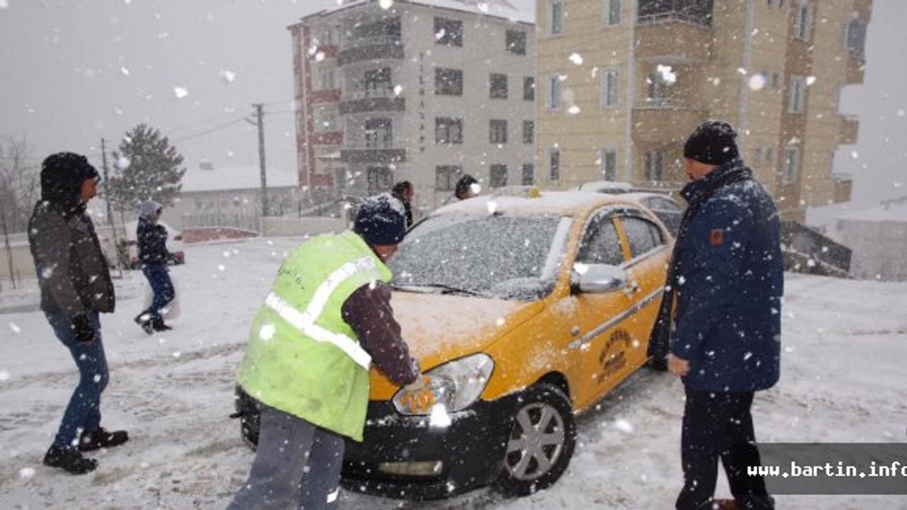 Kar yağışı devam ediyor, Okullar tatil edilecek mi?