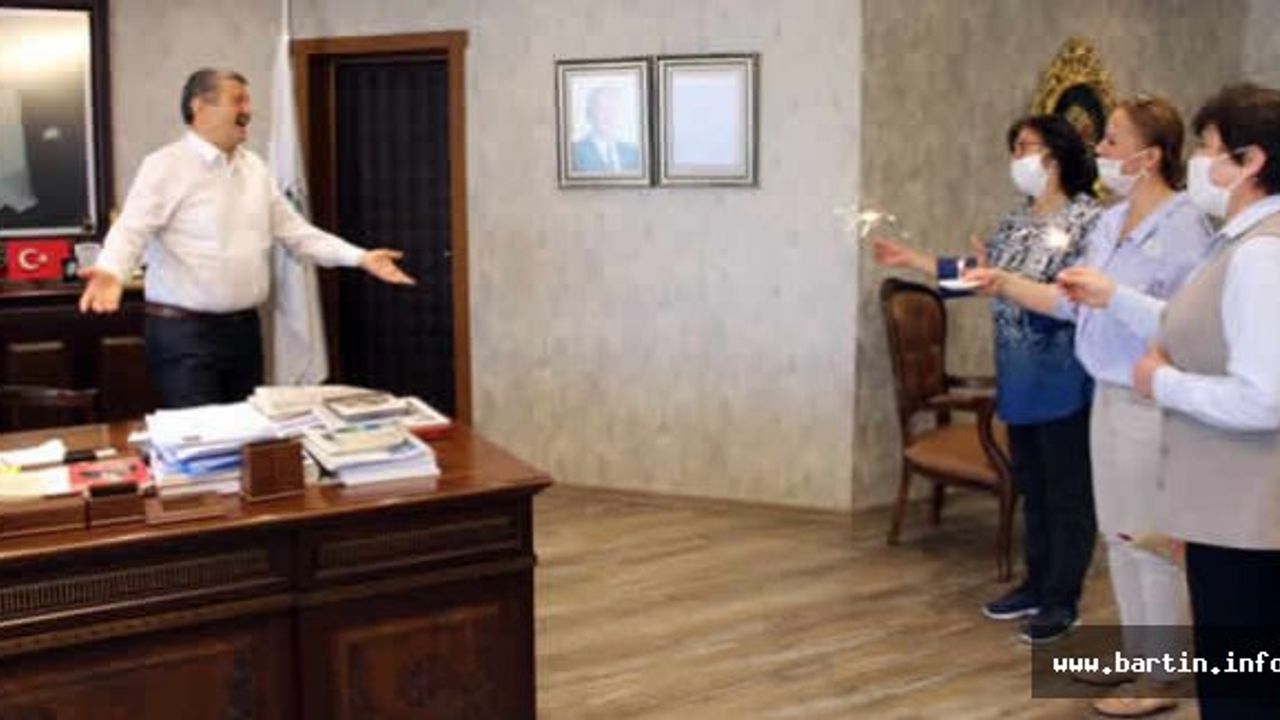 Başkana Sosyal Mesafeli Doğum Günü Sürprizi