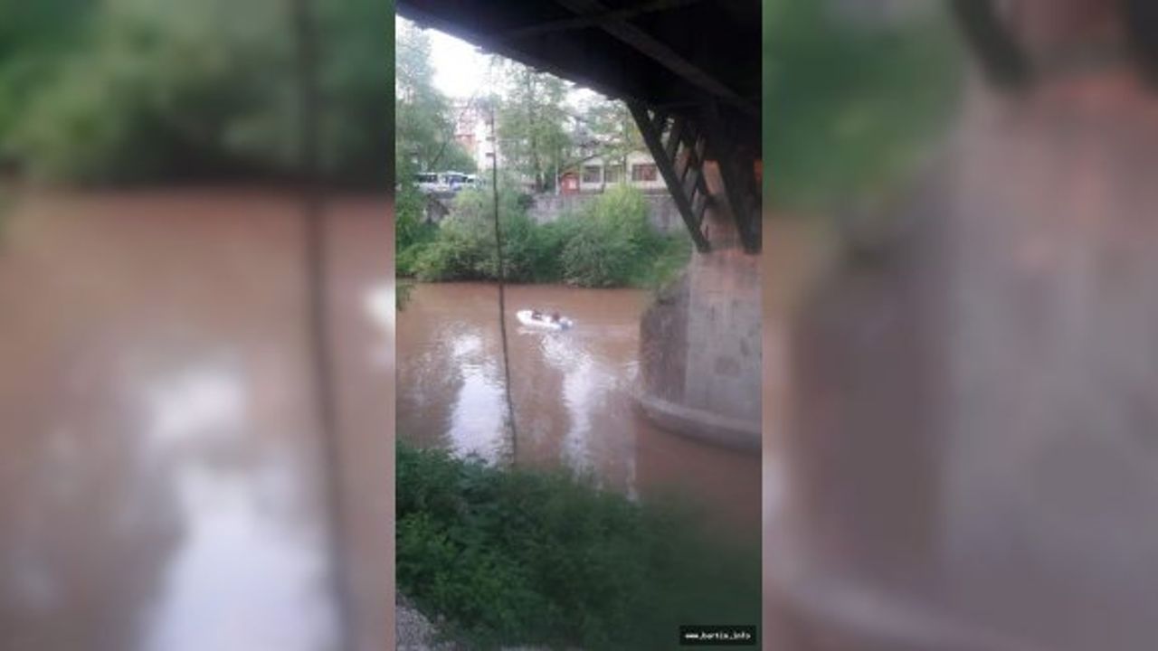 Irmaktan Gelen Kötü Kokular Ekipleri Harekete Geçirdi