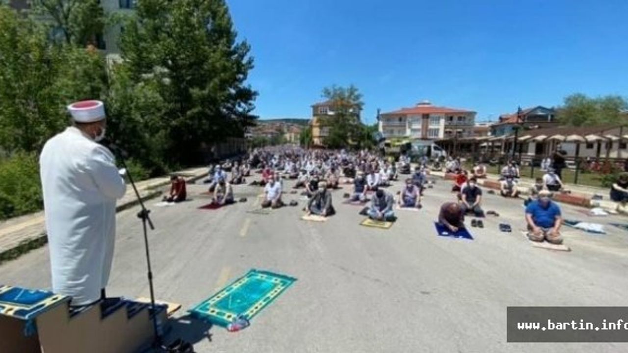 Bartın'da Açık Alanlarda Cuma Namazı