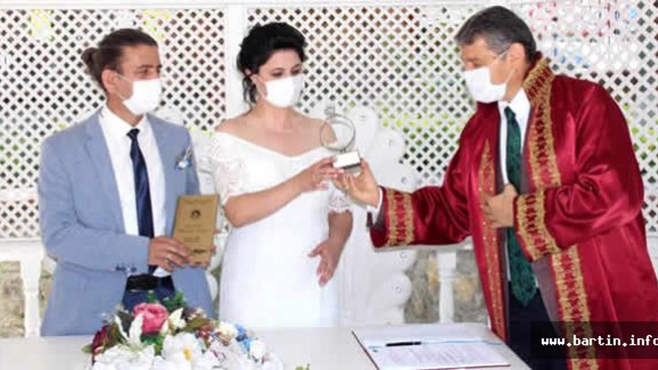 Çiftlerin nikahları Kovid-19 tedbirleri altında kıyılıyor