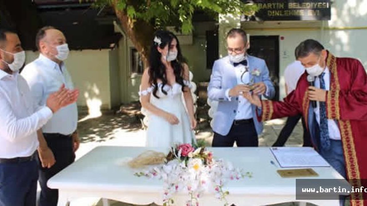 Genç Çiftlerin Mutluluklarına Ortak Oldu