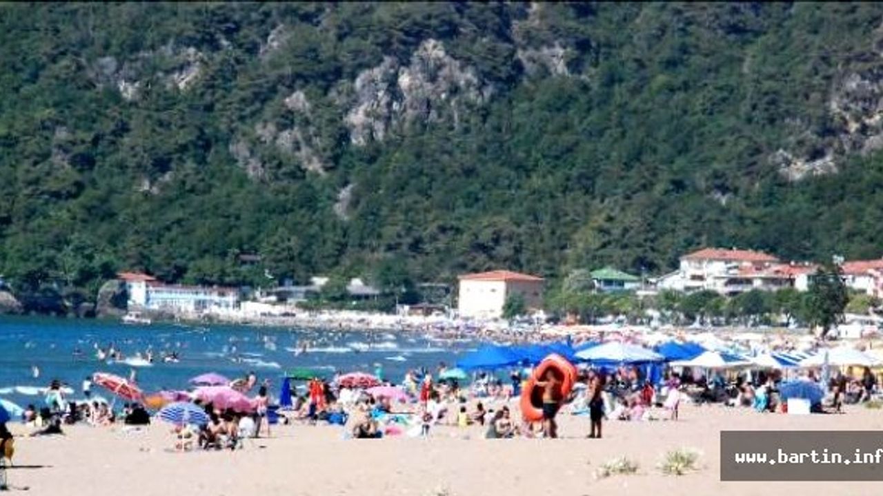 İnkum'da Turistlere Sosyal Mesafe Uyarısı