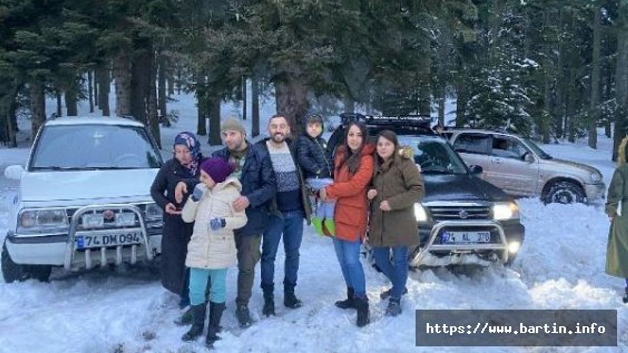 Yaylalarda kar altında piknik yapıp eğlendiler