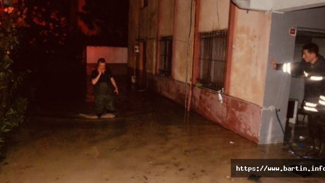 Sağanak Yağmurda Ev ve İşyerlerini Su Bastı