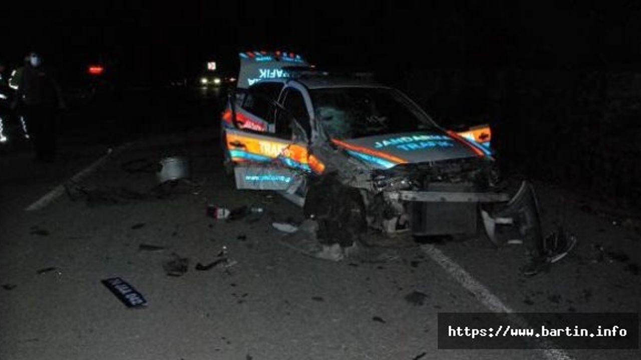 Ters Yöne Giren cip, jandarma aracıyla çarpıştı: 4 Yaralı