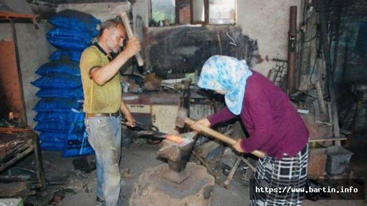 60’lık Gülizar Usta Örste Çekiç Sallıyor