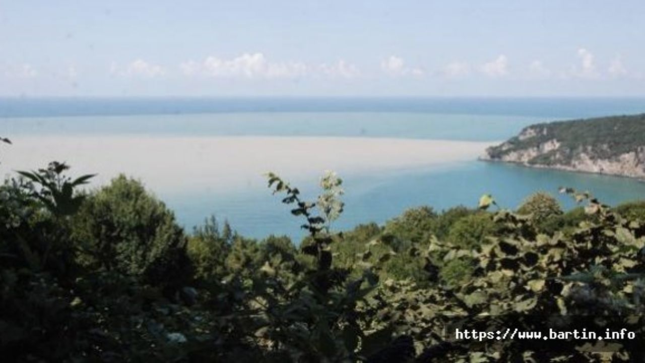Çamurlu Sel Suları Denizin Rengini Değiştirdi