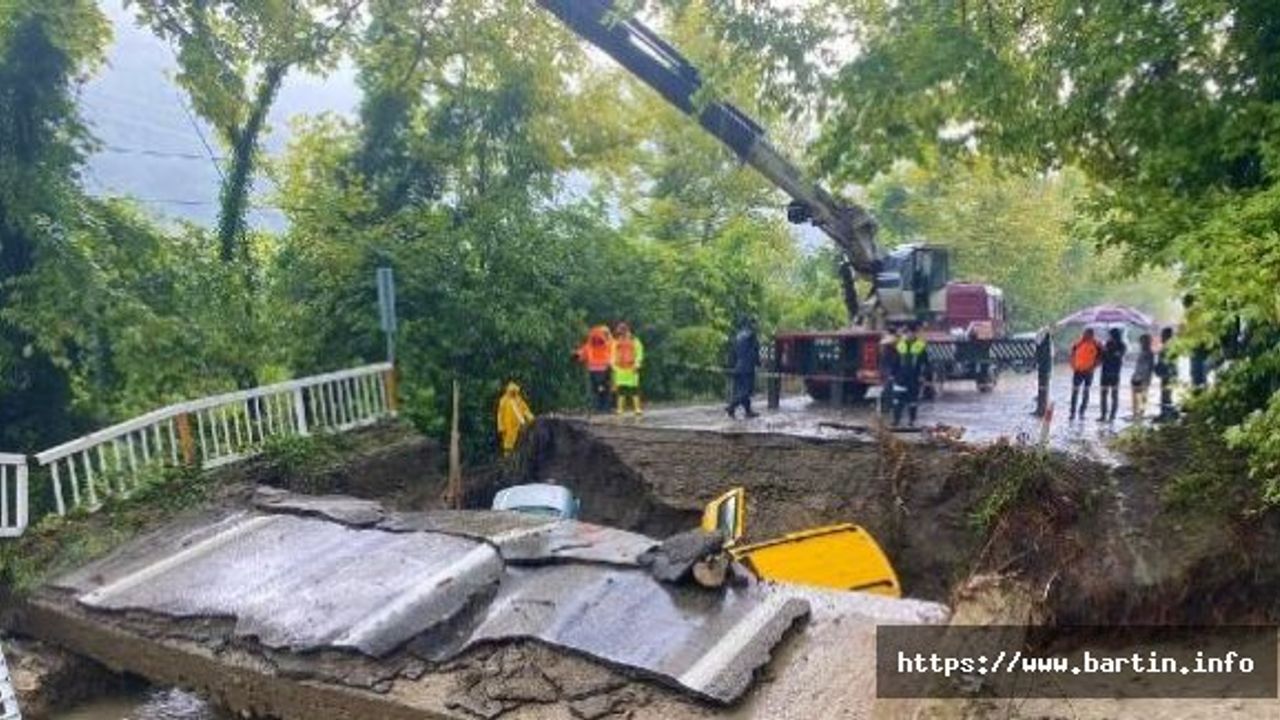 Köprü Çöktü, 2 Otomobil Dereye Düştü