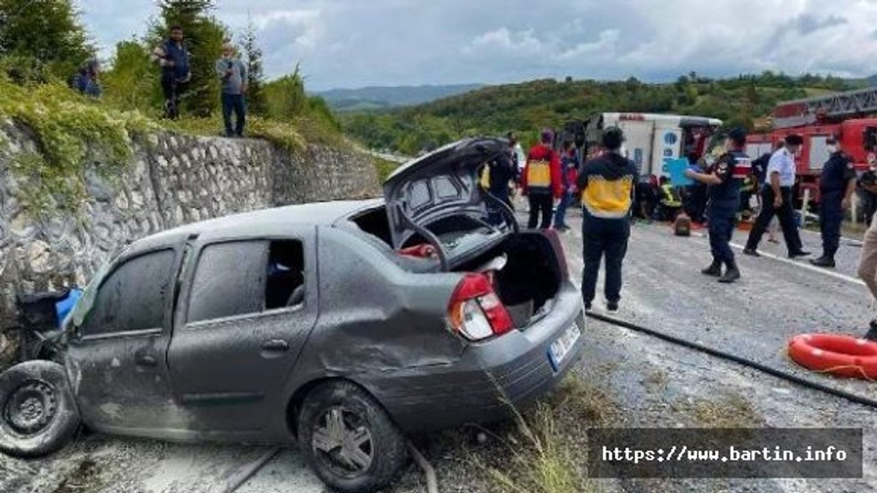 Otomobille çarpışan otobüs devrildi: 3 ölü, 1 yaralı