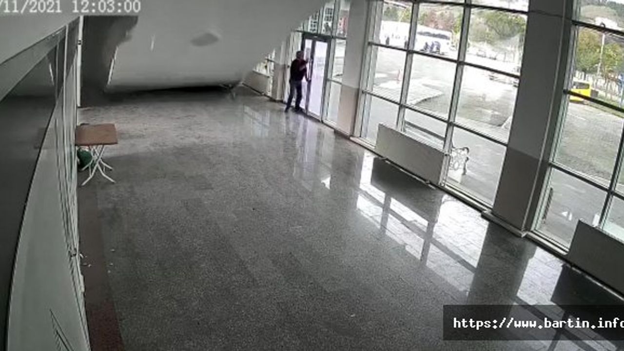 Terminalin Çatısı Çöktü, Son Anda Kurtuldu