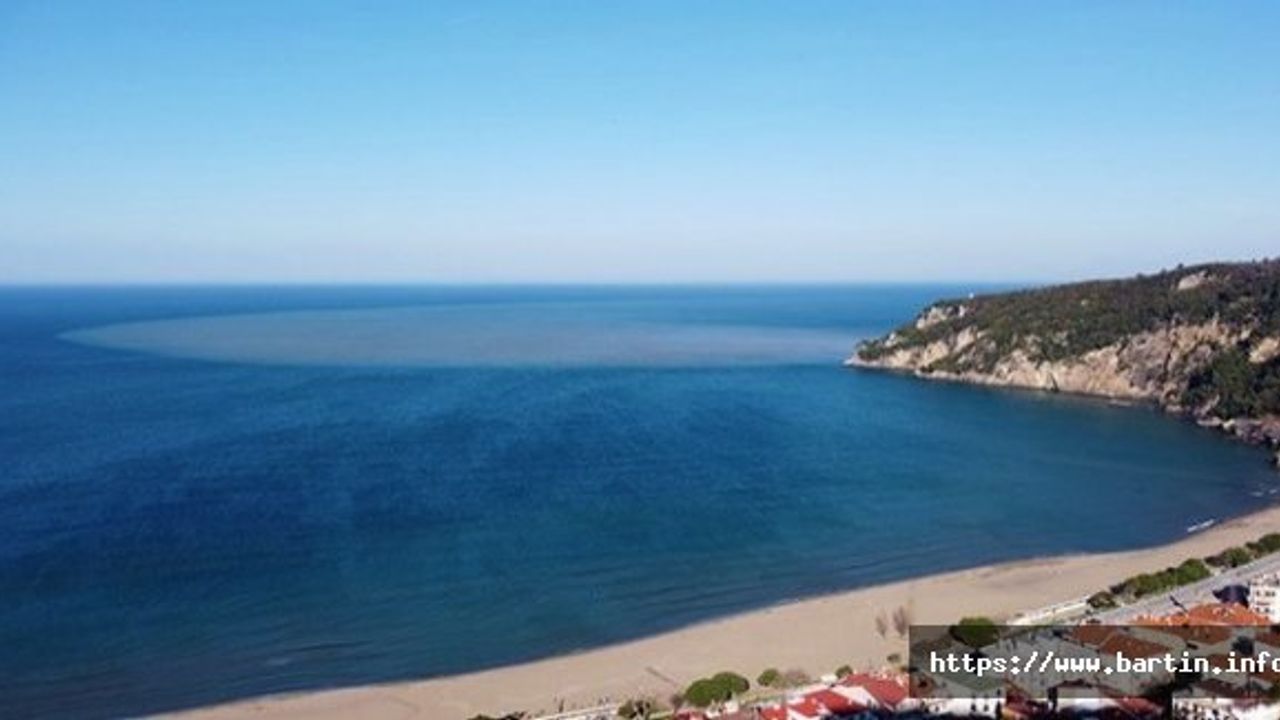 Eriyen Kar Suları Denizin Rengini Değiştirdi