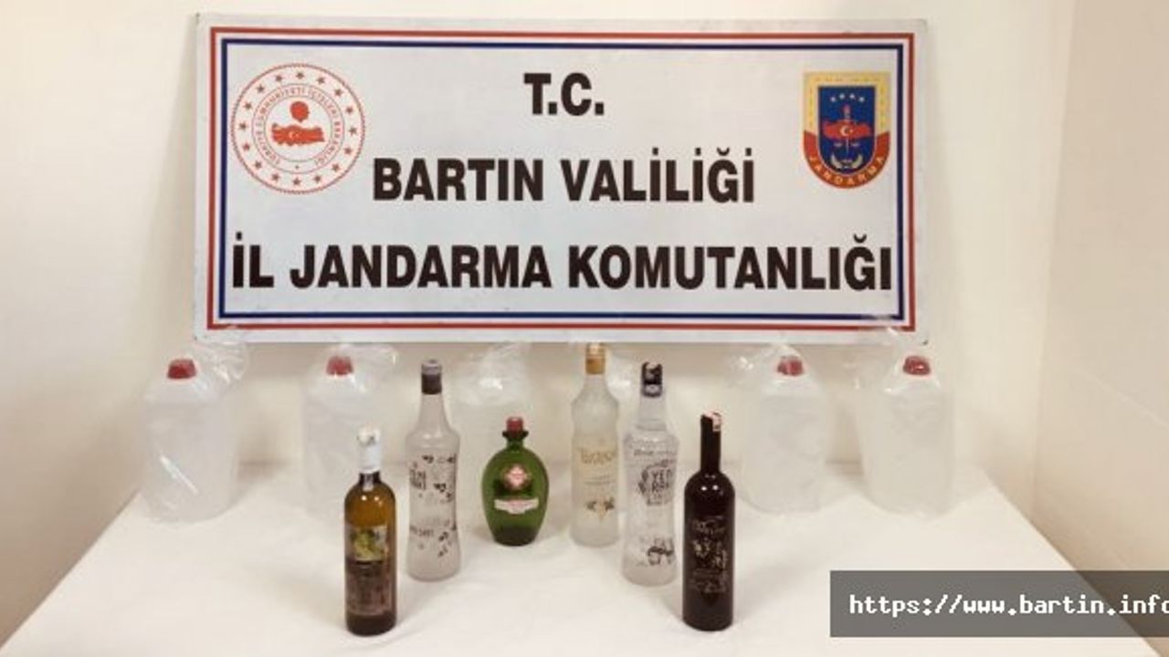Kaçak İçkiyi Teslim Alırken Yakayı Ele Verdi