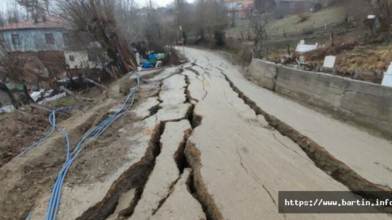 Komşuda Heyelan Nedeniyle 17 Ev Boşaltıldı