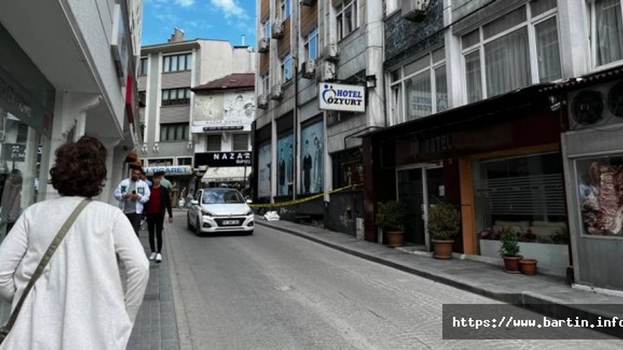 Binadan Kopan Parçalar Caddeye Düştü:  1 Yaralı