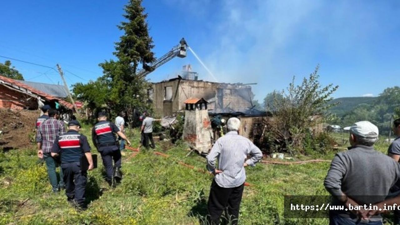 Ev ve Ahır Yandı, 13 Can Telef Oldu