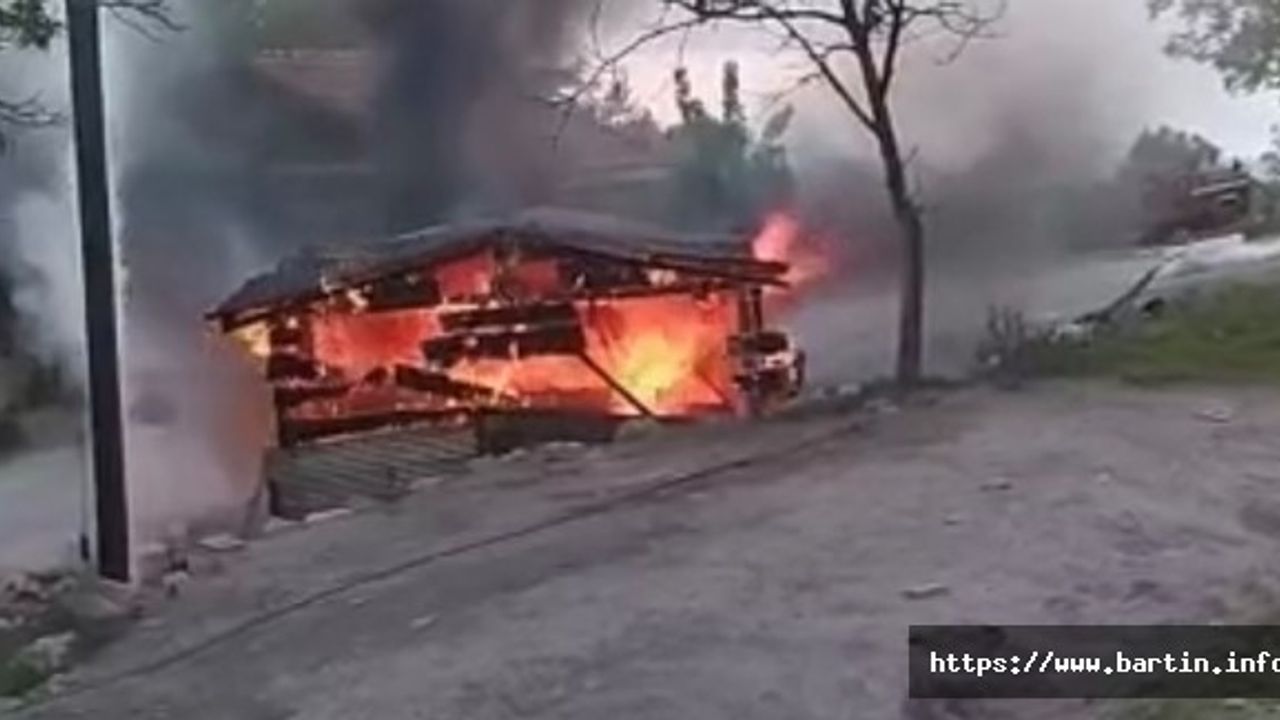 Köydeki Ahşap Garaj Otomobille Birlikte Yandı