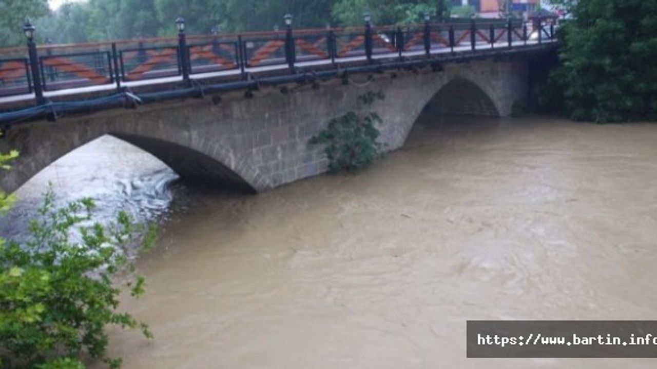 Irmak Taşma Noktasına Geldi, Araçlar Kaldırılıyor