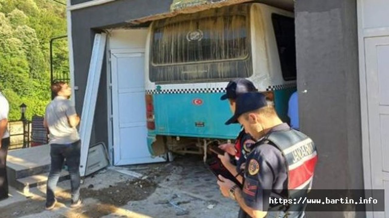 Freni Patlayan Minibüs Eve Daldı:10 Yaralı