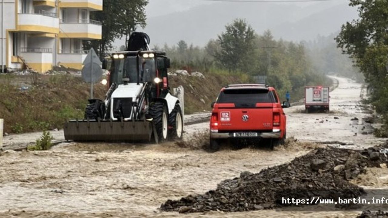 Ev ve işyerlerini su bastı, yollar kapandı