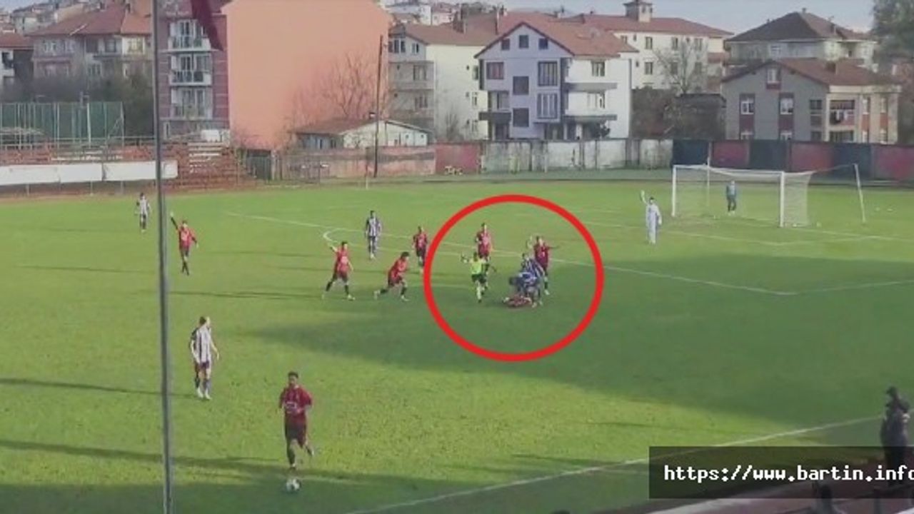 Dili Boğazına Kaçan Futbolcuyu Hakem Kurtardı