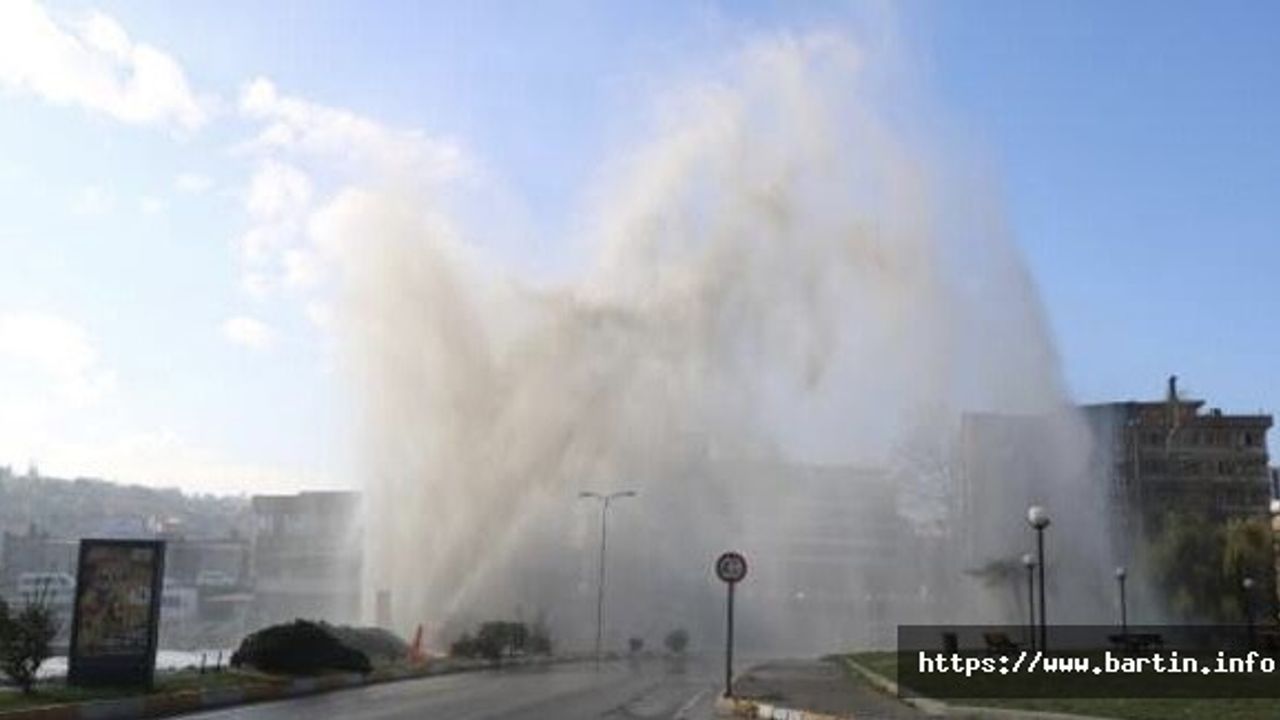 Boru Patladı, Su 50 Metre Yüksekliğe Fışkırdı