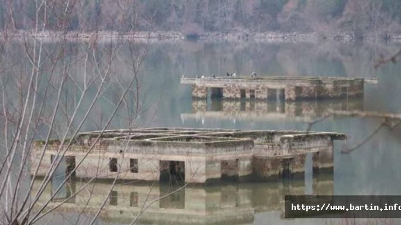 Kuraklık Nedeniyle Sular Çekilince 30 Yıl Önceki Evler Tekrar Göründü