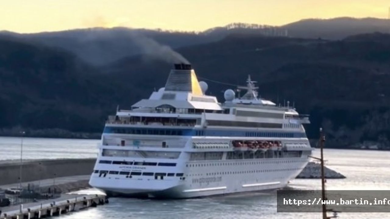 Kuvvetli Rüzgar Kuruvaziyer ve İskeleye Hasar Verdi