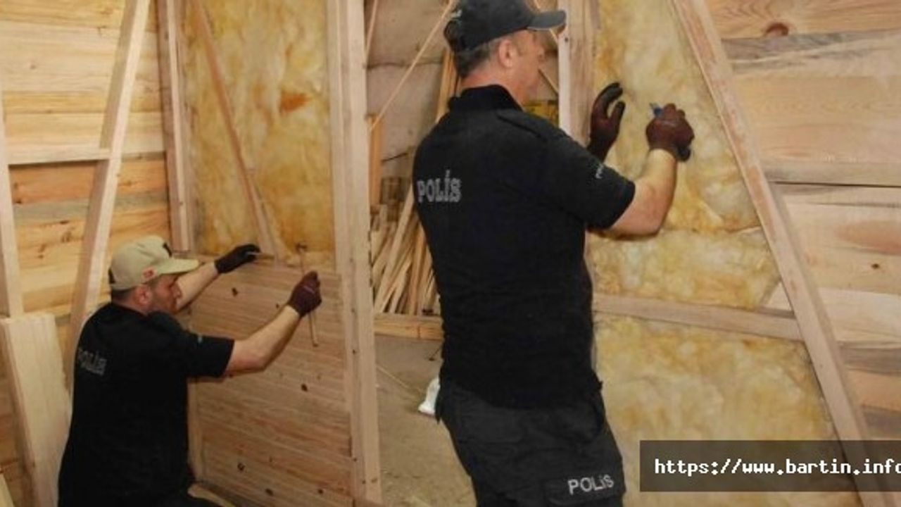 Marangoz Polisler, Depremzedeler İçin Kolları Sıvadı