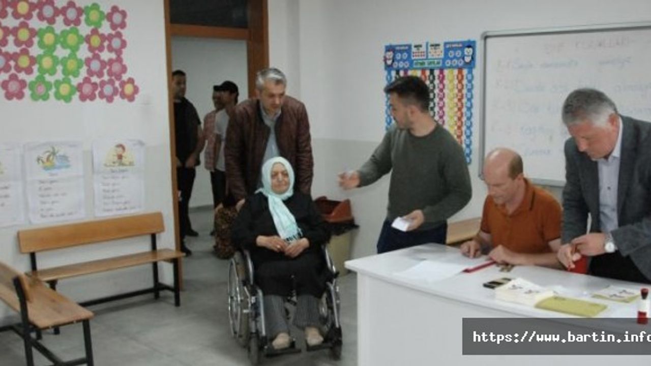Bacağı Kesilen Nafize Nine Sandık Başında