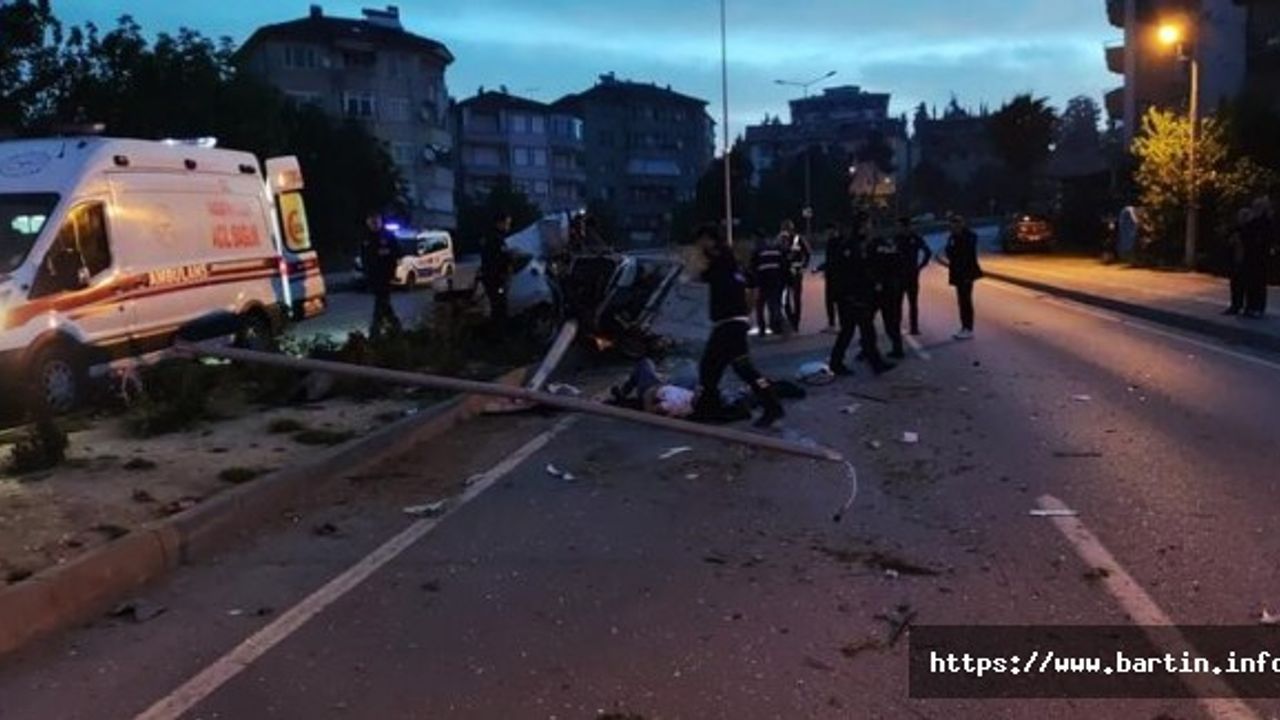 Bartın'da Feci Kaza, Araç İkiye Bölündü: 1 Ölü