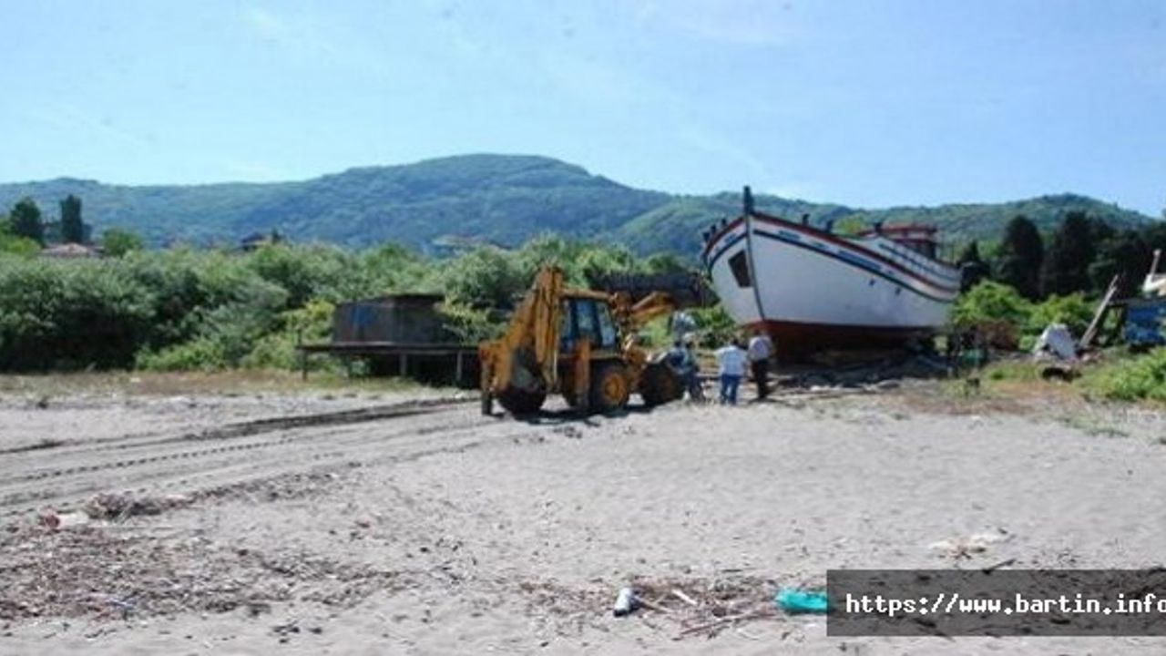 52 Yıl Sonra Üretilen Tekne, 5 Saatte Denize İndirildi
