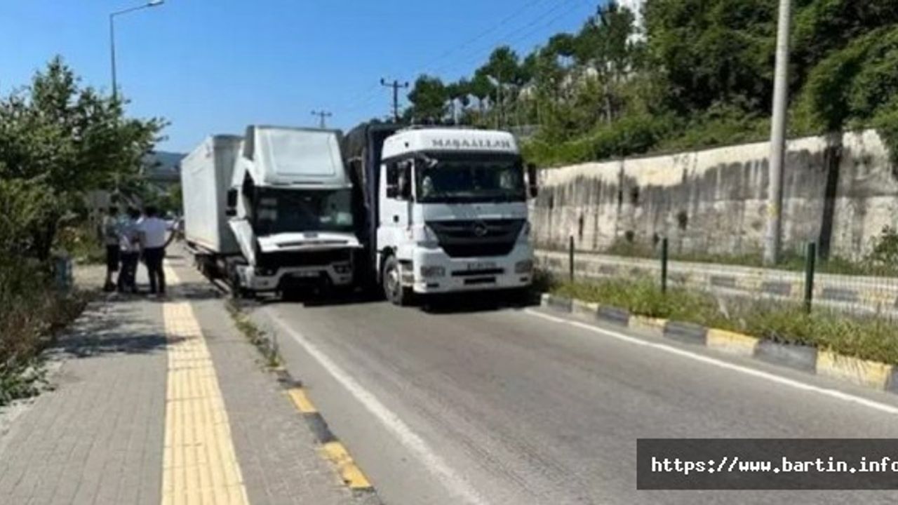 2 Kamyon Yola Sığmadı, Trafik Kilitlendi