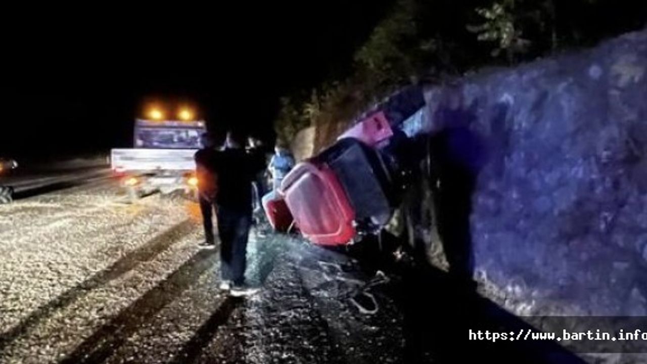 Otomobil traktöre çarptı: 3 yaralı