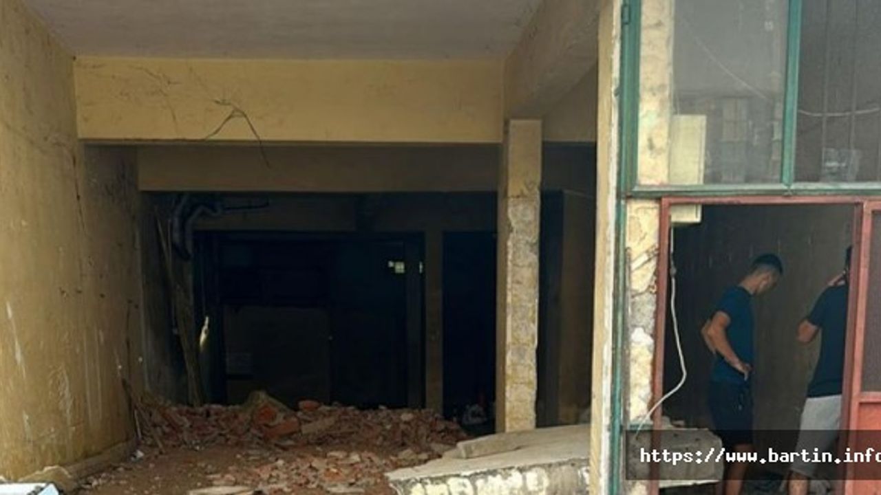 Yıkılan duvarın altında kalan işçi yaralandı