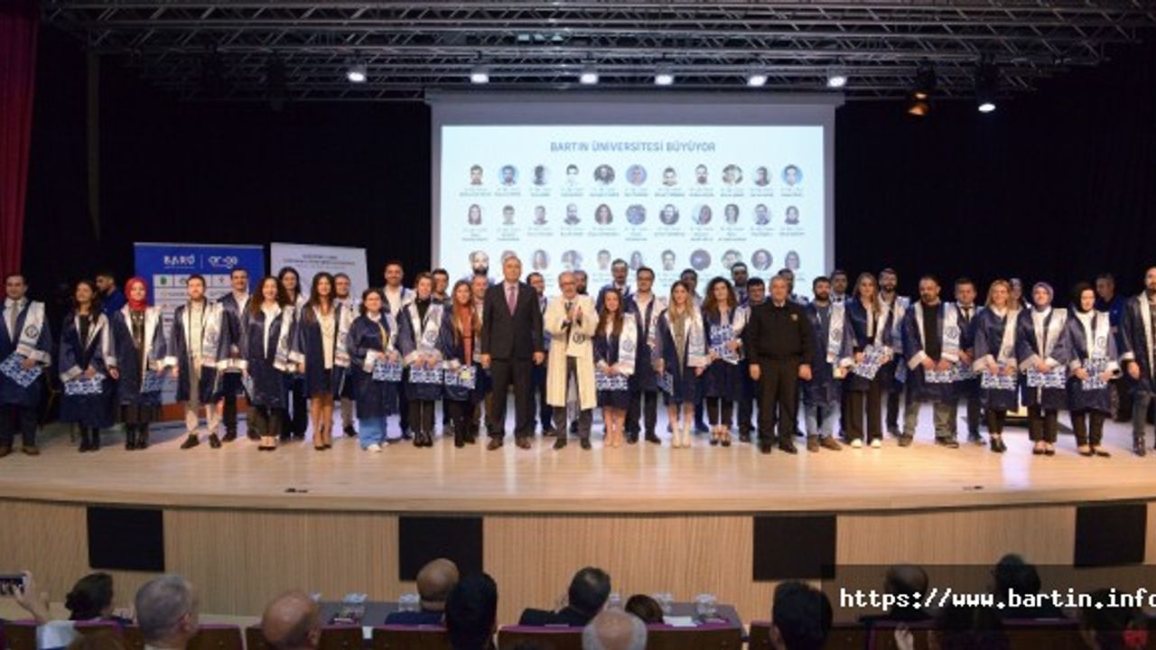 Bartın'da 83 Yeni Öğretim Üyesi Cüppe Giydi