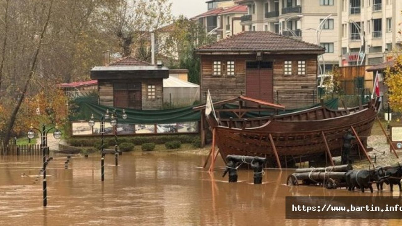 Irmak Yükseldi, Yol ve Köprüler Kapatıldı