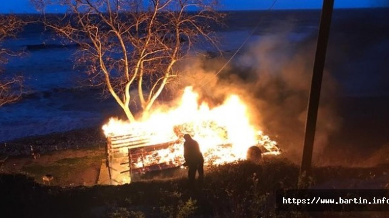 Sahildeki çay bahçesinin kulubesi alev alev yandı