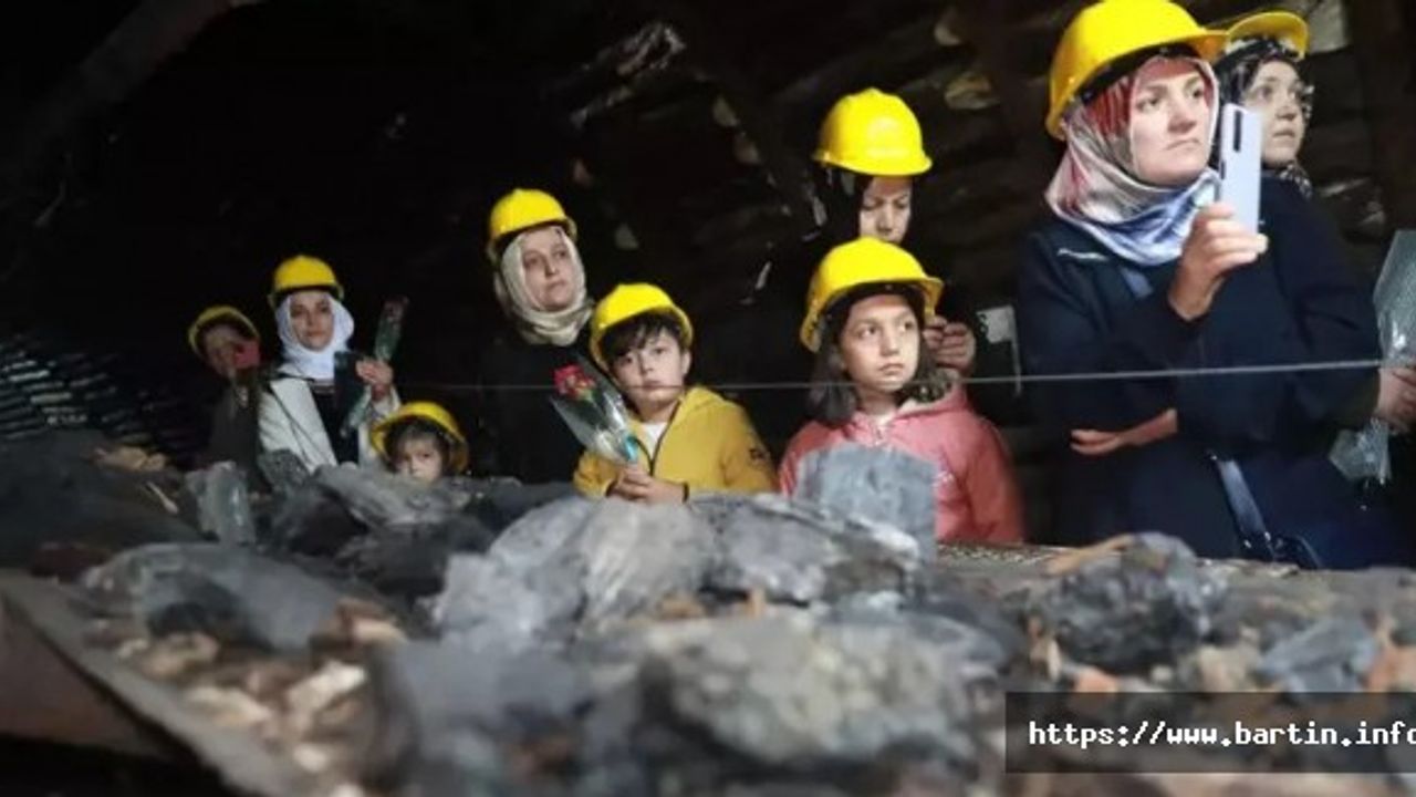 Eşlerinin çalıştığı maden ocağını gezdiler