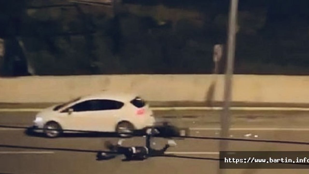 Kazaya yardım için duranlara motosiklet çarptı: 3 yaralı