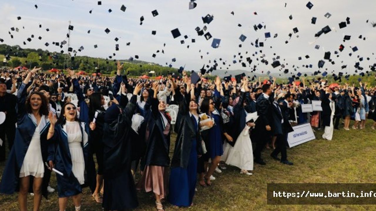 4 Bin 163 Öğrencinin Mezuniyet Coşkusu