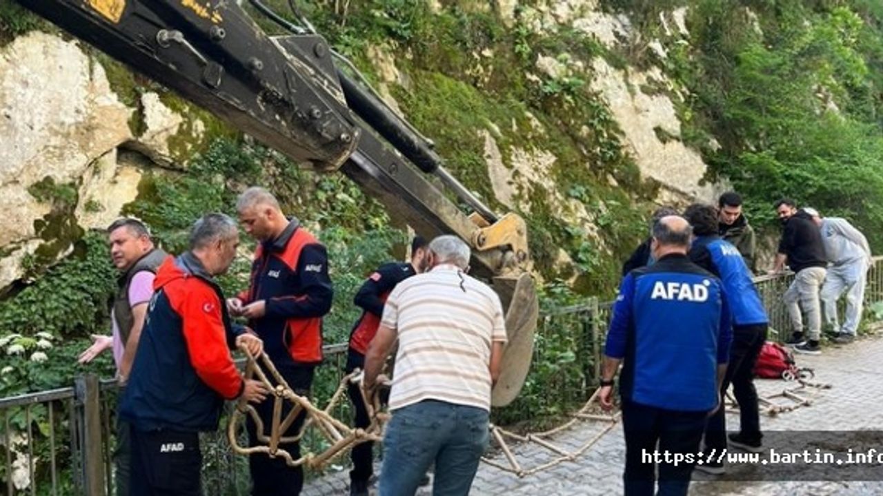 Şelalede Telef Olan Hayvan İş Makinasıyla Çıkartıldı