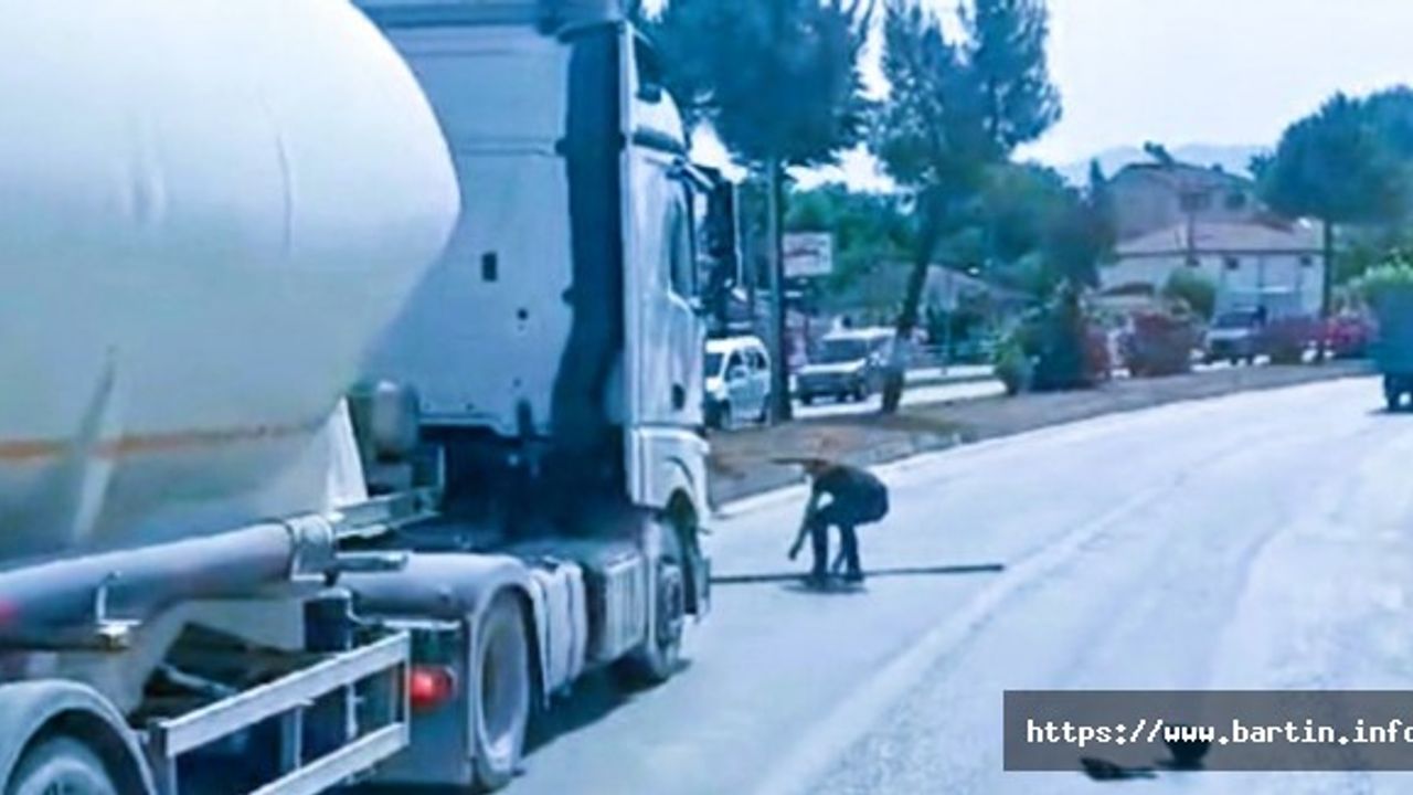 Trafikte Tehlikeli Anlar, 5 Metrelik Boruyu...