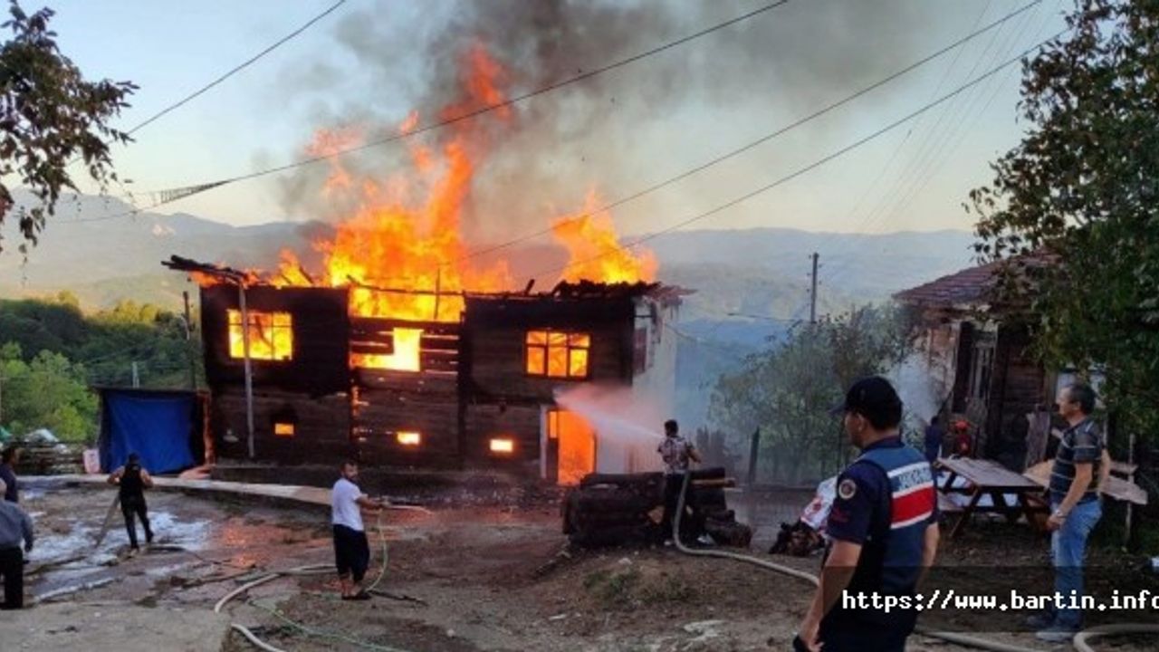 Anne ile kızını alevlerden komşuları kurtardı