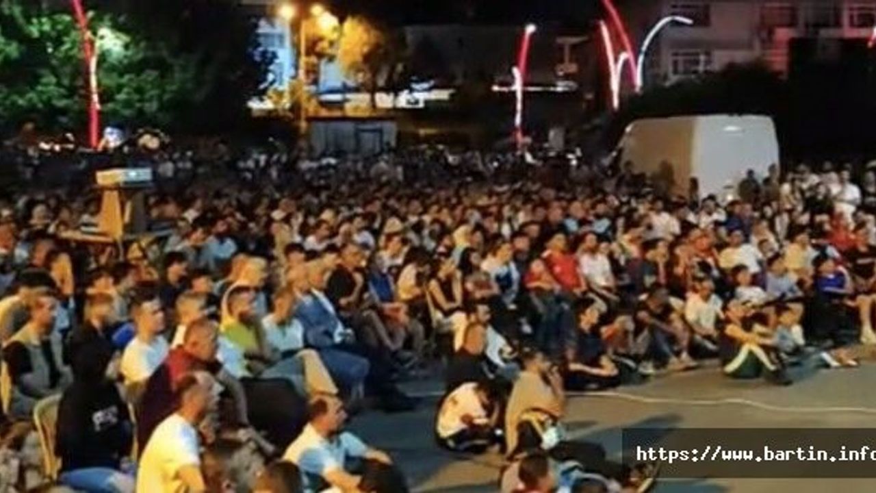 Türkiye milli maça kilitlendi; binlerce kişi meydanlardaydı