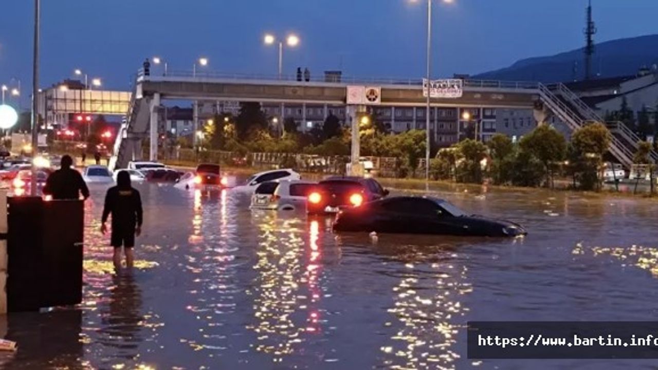 Komşuda Sağanak; caddeler suyla doldu, araçlar yolda kaldı